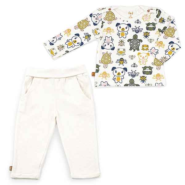 Hier het leuke ecru kleurige shirtje met lange mouw Fearless - Friends uit de collectie van Frogs and Dogs. Het ecru kleurige shirtje Fearless - Friends heeft een all-over bedrukking van verschillende dieren waaronder een kikker, bij, schildpad & een hondje. Het shirtje is gemaakt van rekbaar katoen en met het leuke printje goed te combineren met de andere items van deze collectie.