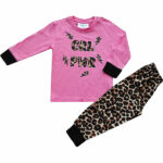 Deze stoere roze pyjama Girl Power komt uit de collectie van Fun2Wear. Deze pyjama bestaat uit een shirt met lange mouwen en een broek met lange pijpen. Het shirtje heeft op de voorzijde de tekst GRL PWR met bliksemschichten. Het broekje heeft een overall luipaardenprint. De boordjes van de mouwen en de pijpjes zijn zwart van kleur. Deze serie heeft een verbeterde stofkwaliteit waardoor die mooier blijft na het wassen.