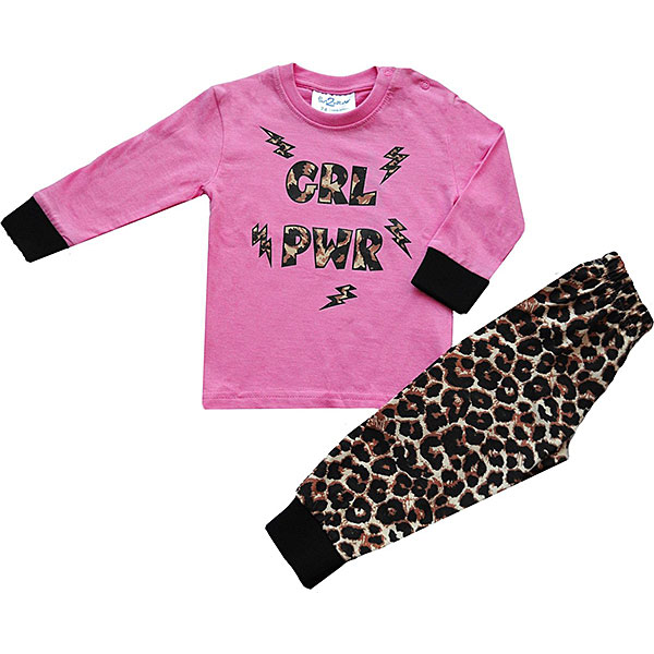 Deze stoere roze pyjama Girl Power komt uit de collectie van Fun2Wear. Deze pyjama bestaat uit een shirt met lange mouwen en een broek met lange pijpen. Het shirtje heeft op de voorzijde de tekst GRL PWR met bliksemschichten. Het broekje heeft een overall luipaardenprint. De boordjes van de mouwen en de pijpjes zijn zwart van kleur. Deze serie heeft een verbeterde stofkwaliteit waardoor die mooier blijft na het wassen.