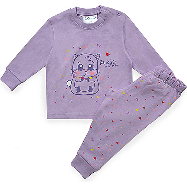 Deze leuke lila pyjama Hamster komt uit de collectie van Fun2Wear. Deze serie heeft een verbeterde stofkwaliteit waardoor die mooier blijft na het wassen. Deze pyjama bestaat uit een shirt met lange mouwen en een broek met lange pijpen. Het shirtje heeft op de voorzijde een afbeelding van een hamster met daarbij de tekst Kusje van mij en diverse hartjes & sterren. Het broekje heeft een overall print van hartjes & sterren in diverse kleuren.