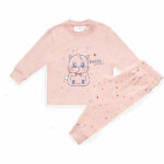 Deze leuke roze pyjama Hamster komt uit de collectie van Fun2Wear. Deze serie heeft een verbeterde stofkwaliteit waardoor die mooier blijft na het wassen. Deze pyjama bestaat uit een shirt met lange mouwen en een broek met lange pijpen. Het shirtje heeft op de voorzijde een afbeelding van een hamster met daarbij de tekst Kusje van mij en diverse hartjes & sterren. Het broekje heeft een overall print van hartjes & sterren in diverse kleuren.