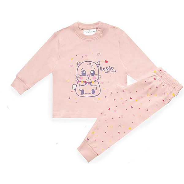 Deze leuke roze pyjama Hamster komt uit de collectie van Fun2Wear. Deze serie heeft een verbeterde stofkwaliteit waardoor die mooier blijft na het wassen. Deze pyjama bestaat uit een shirt met lange mouwen en een broek met lange pijpen. Het shirtje heeft op de voorzijde een afbeelding van een hamster met daarbij de tekst Kusje van mij en diverse hartjes & sterren. Het broekje heeft een overall print van hartjes & sterren in diverse kleuren.