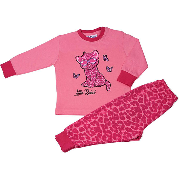 Deze leuke roze pyjama Little Rebel komt uit de collectie van Fun2Wear. Deze serie heeft een verbeterde stofkwaliteit waardoor die mooier blijft na het wassen. Deze pyjama bestaat uit een shirt met lange mouwen en een broek met lange pijpen. Het shirtje heeft op de voorzijde een afbeelding van een luipaard met een zonnebril op in de vorm van hartjes. Ook staan er vlinders afgebeeld en de tekst Little Rebel. Het broekje heeft een overall luipaardenprint.