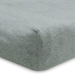 Badstof aankleedkussenhoes in de kleur Sea Green - Groen. Deze aankleedkussenhoes komt uit de Basics collectie en is gemaakt van badstof. Dit is extra fijn voor jouw kleintje. Badstof is lekker zacht, warm én het neemt gemakkelijk vocht op. Zo kun jij in alle comfort jouw kleintje verzorgen op het aankleedkussen. Wist je dat deze hoeslakentjes ook gewoon om het matrasje van de wieg en reiswieg passen? Extra handig dus! Dit is een 2-pack.