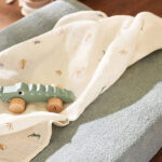 Badstof aankleedkussenhoes in de kleur Sea Green - Groen. Deze aankleedkussenhoes komt uit de Basics collectie en is gemaakt van badstof. Dit is extra fijn voor jouw kleintje. Badstof is lekker zacht, warm én het neemt gemakkelijk vocht op. Zo kun jij in alle comfort jouw kleintje verzorgen op het aankleedkussen. Wist je dat deze hoeslakentjes ook gewoon om het matrasje van de wieg en reiswieg passen? Extra handig dus! Dit is een 2-pack.