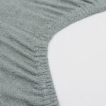 Badstof aankleedkussenhoes in de kleur Sea Green - Groen. Deze aankleedkussenhoes komt uit de Basics collectie en is gemaakt van badstof. Dit is extra fijn voor jouw kleintje. Badstof is lekker zacht, warm én het neemt gemakkelijk vocht op. Zo kun jij in alle comfort jouw kleintje verzorgen op het aankleedkussen. Wist je dat deze hoeslakentjes ook gewoon om het matrasje van de wieg en reiswieg passen? Extra handig dus! Dit is een 2-pack.