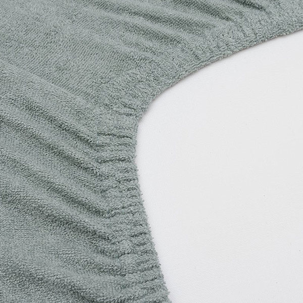 Badstof aankleedkussenhoes in de kleur Sea Green - Groen. Deze aankleedkussenhoes komt uit de Basics collectie en is gemaakt van badstof. Dit is extra fijn voor jouw kleintje. Badstof is lekker zacht, warm én het neemt gemakkelijk vocht op. Zo kun jij in alle comfort jouw kleintje verzorgen op het aankleedkussen. Wist je dat deze hoeslakentjes ook gewoon om het matrasje van de wieg en reiswieg passen? Extra handig dus! Dit is een 2-pack.