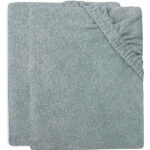 Badstof aankleedkussenhoes in de kleur Sea Green - Groen. Deze aankleedkussenhoes komt uit de Basics collectie en is gemaakt van badstof. Dit is extra fijn voor jouw kleintje. Badstof is lekker zacht, warm én het neemt gemakkelijk vocht op. Zo kun jij in alle comfort jouw kleintje verzorgen op het aankleedkussen. Wist je dat deze hoeslakentjes ook gewoon om het matrasje van de wieg en reiswieg passen? Extra handig dus! Dit is een 2-pack.