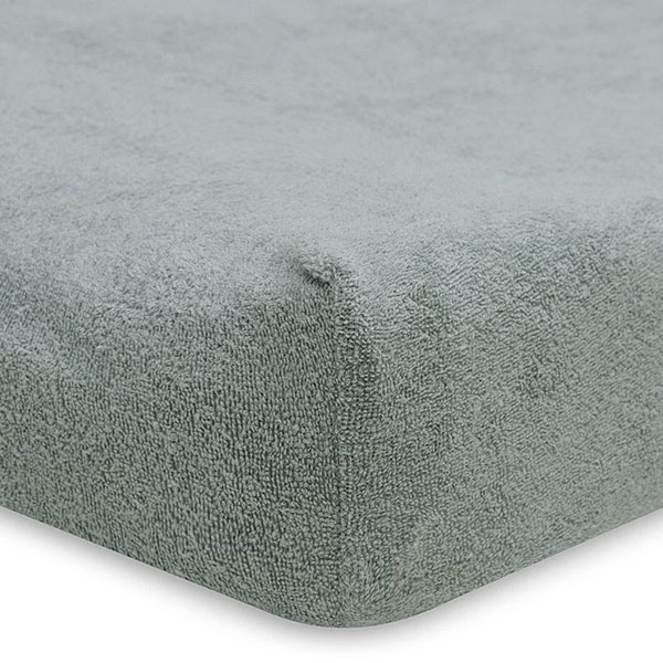 Badstof aankleedkussenhoes in de kleur Sea Green - Groen. Deze aankleedkussenhoes komt uit de Basics collectie en is gemaakt van badstof. Dit is extra fijn voor jouw kleintje. Badstof is lekker zacht, warm én het neemt gemakkelijk vocht op. Zo kun jij in alle comfort jouw kleintje verzorgen op het aankleedkussen. Wist je dat deze hoeslakentjes ook gewoon om het matrasje van de wieg en reiswieg passen? Extra handig dus! Dit is een 2-pack.