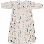 Deze fijne ecru kleurige babyslaapzak met gekleurde print van jungle dieren komt uit de collectie Jungle Jambo van Jollein. Deze slaapzak  heeft afritsbare mouwen. De slaapzak is superzacht en door de afritsbare mouwen tover je hem om van een TOG-waarde van 3.5 voor de koude winterdagen naar een TOG-waarde 2.5 voor de frisse nachten in de lente en het najaar.