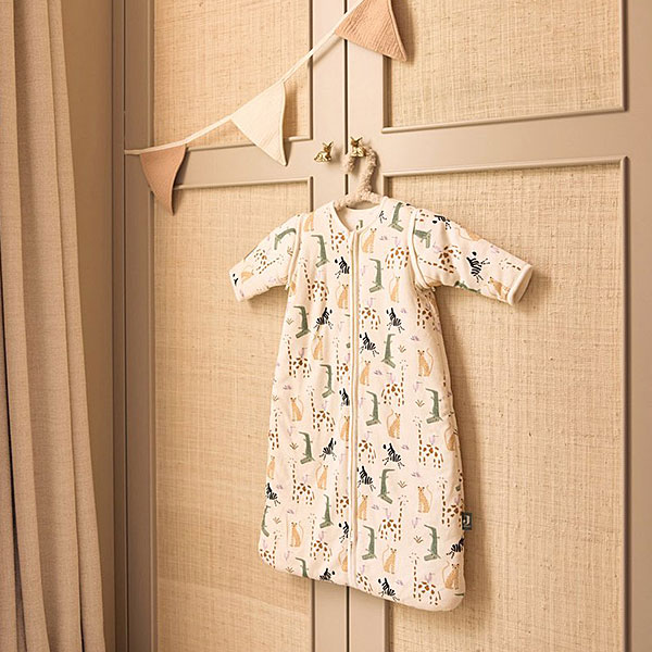 Deze fijne ecru kleurige babyslaapzak met gekleurde print van jungle dieren komt uit de collectie Jungle Jambo van Jollein. Deze slaapzak heeft afritsbare mouwen. De slaapzak is superzacht en door de afritsbare mouwen tover je hem om van een TOG-waarde van 3.5 voor de koude winterdagen naar een TOG-waarde 2.5 voor de frisse nachten in de lente en het najaar.
