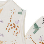 Deze fijne ecru kleurige babyslaapzak met gekleurde print van jungle dieren komt uit de collectie Jungle Jambo van Jollein. Deze slaapzak  heeft afritsbare mouwen. De slaapzak is superzacht en door de afritsbare mouwen tover je hem om van een TOG-waarde van 3.5 voor de koude winterdagen naar een TOG-waarde 2.5 voor de frisse nachten in de lente en het najaar.