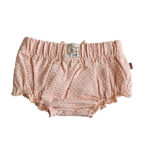 Deze lieve Bubble bloomer in de kleur zalmroze komt uit de Summer Flowers collectie van Frogs and Dogs. De bloomer is gemaakt van stof met een speels bubbeltjespatroon. De elastische tailleband zorgt voor een comfortabele pasvorm. Aan de voorzijde zit een schattig strikje. De zoompjes van de pijpjes hebben ingenaaide elastiek, wat zorgt voor een speelse rufflerand. Perfect voor zomerse dagen! De bloomer is een korte broek die je als 'onderbroekje' aantrekt over een luier. Als je kleintje een jurkje of rokje aan heeft dan zie je de luier niet. Voordeel is dat ze dan zelf de luier niet kunnen lostrekken.
