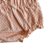 Deze lieve Bubble bloomer in de kleur zalmroze komt uit de Summer Flowers collectie van Frogs and Dogs. De bloomer is gemaakt van stof met een speels bubbeltjespatroon. De elastische tailleband zorgt voor een comfortabele pasvorm. Aan de voorzijde zit een schattig strikje. De zoompjes van de pijpjes hebben ingenaaide elastiek, wat zorgt voor een speelse rufflerand. Perfect voor zomerse dagen! De bloomer is een korte broek die je als 'onderbroekje' aantrekt over een luier. Als je kleintje een jurkje of rokje aan heeft dan zie je de luier niet. Voordeel is dat ze dan zelf de luier niet kunnen lostrekken.