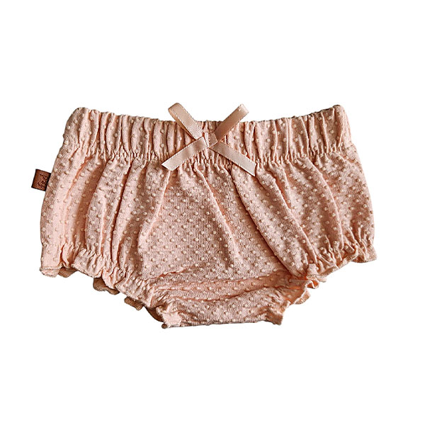 Deze lieve Bubble bloomer in de kleur zalmroze komt uit de Summer Flowers collectie van Frogs and Dogs. De bloomer is gemaakt van stof met een speels bubbeltjespatroon. De elastische tailleband zorgt voor een comfortabele pasvorm. Aan de voorzijde zit een schattig strikje. De zoompjes van de pijpjes hebben ingenaaide elastiek, wat zorgt voor een speelse rufflerand. Perfect voor zomerse dagen! De bloomer is een korte broek die je als 'onderbroekje' aantrekt over een luier. Als je kleintje een jurkje of rokje aan heeft dan zie je de luier niet. Voordeel is dat ze dan zelf de luier niet kunnen lostrekken.