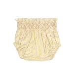 Deze lieve Bubble bloomer in de kleur Sheer Pink komt uit de All Collection Summer van Frogs and Dogs. De bloomer heeft de kleur Sheer Pink, een subtiele beige tint met een vleugje roze. De fijne gouden strepen, geweven met glinsterend gouddraad, geven het een sierlijke en feestelijke uitstraling. De elastische tailleband, gestikt met roze garen, zorgt voor een mooie pasvorm en biedt extra comfort.