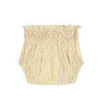 Deze lieve Bubble bloomer in de kleur Sheer Pink komt uit de All Collection Summer van Frogs and Dogs. De bloomer heeft de kleur Sheer Pink, een subtiele beige tint met een vleugje roze. De fijne gouden strepen, geweven met glinsterend gouddraad, geven het een sierlijke en feestelijke uitstraling. De elastische tailleband, gestikt met roze garen, zorgt voor een mooie pasvorm en biedt extra comfort.