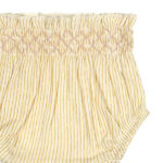 Deze lieve Bubble bloomer in de kleur Sheer Pink komt uit de All Collection Summer van Frogs and Dogs. De bloomer heeft de kleur Sheer Pink, een subtiele beige tint met een vleugje roze. De fijne gouden strepen, geweven met glinsterend gouddraad, geven het een sierlijke en feestelijke uitstraling. De elastische tailleband, gestikt met roze garen, zorgt voor een mooie pasvorm en biedt extra comfort.