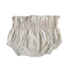 Deze lieve Bubble bloomer in de kleur crème komt uit de All Collection Summer van Frogs and Dogs. De bloomer heeft fijne gouden gestippelde strepen, geweven met glinsterend gouddraad, geven het een sierlijke en feestelijke uitstraling. De elastische tailleband, gestikt met roze garen, zorgt voor een mooie pasvorm en biedt extra comfort.