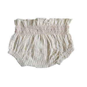 Deze lieve Bubble bloomer in de kleur crème komt uit de All Collection Summer van Frogs and Dogs. De bloomer heeft fijne gouden gestippelde strepen, geweven met glinsterend gouddraad, geven het een sierlijke en feestelijke uitstraling. De elastische tailleband, gestikt met roze garen, zorgt voor een mooie pasvorm en biedt extra comfort.