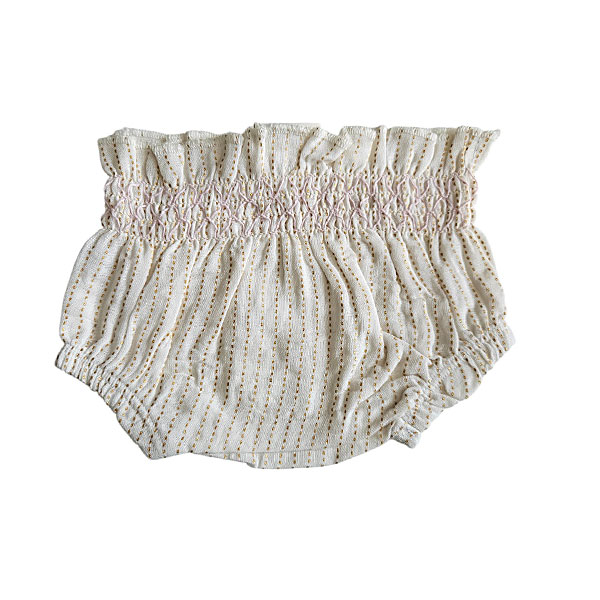 Deze lieve Bubble bloomer in de kleur crème komt uit de All Collection Summer van Frogs and Dogs. De bloomer heeft fijne gouden gestippelde strepen, geweven met glinsterend gouddraad, geven het een sierlijke en feestelijke uitstraling. De elastische tailleband, gestikt met roze garen, zorgt voor een mooie pasvorm en biedt extra comfort.