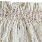 Deze lieve Bubble bloomer in de kleur crème komt uit de All Collection Summer van Frogs and Dogs. De bloomer heeft fijne gouden gestippelde strepen, geweven met glinsterend gouddraad, geven het een sierlijke en feestelijke uitstraling. De elastische tailleband, gestikt met roze garen, zorgt voor een mooie pasvorm en biedt extra comfort.