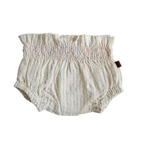 Deze lieve Bubble bloomer in de kleur crème komt uit de All Collection Summer van Frogs and Dogs. De bloomer heeft fijne gouden gestippelde strepen, geweven met glinsterend gouddraad, geven het een sierlijke en feestelijke uitstraling. De elastische tailleband, gestikt met roze garen, zorgt voor een mooie pasvorm en biedt extra comfort.