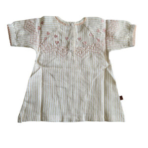 Deze prachtige Gold Glitter blouse uit de All Collection Summer van Frogs and Dogs straalt pure elegantie uit. Het blouseje is gemaakt van crèmekleurige stof met subtiele, gestippelde streepjes en een schitterende goudglitter. Op borsthoogte bevindt zich een gestikte rand met roze garen, net erboven zijn schattige hartjes geborduurd.