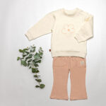 Dit schattige broekje, ook wel flared pants, in de kleur Rose Smoke komt uit de Summer Flowers-collectie van Frogs and Dogs. Het broekje heeft lange, uitlopende pijpen, wat zorgt voor een trendy en speelse uitstraling.