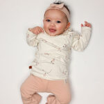 Dit schattige broekje, ook wel flared pants, in de kleur Rose Smoke komt uit de Summer Flowers-collectie van Frogs and Dogs. Het broekje heeft lange, uitlopende pijpen, wat zorgt voor een trendy en speelse uitstraling.