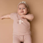 Baby T-shirt Bloom roze met bloemenprint – Frogs and Dogs