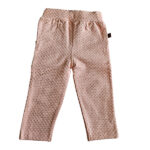 Dit lieve Bubble broekje in zalmroze uit de Summer Flowers collectie van Frogs and Dogs is gemaakt van een luchtige stof met een speels bubbeltjespatroon. Het heeft een elastische tailleband met koordje en opgestikte zakjes, afgewerkt met sierknoopjes in de vorm van bloemetjes. Perfect voor een zomerse, comfortabele look!