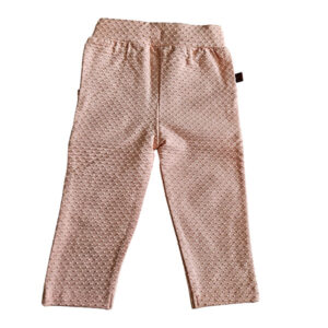 Dit lieve Bubble broekje in zalmroze uit de Summer Flowers collectie van Frogs and Dogs is gemaakt van een luchtige stof met een speels bubbeltjespatroon. Het heeft een elastische tailleband met koordje en opgestikte zakjes, afgewerkt met sierknoopjes in de vorm van bloemetjes. Perfect voor een zomerse, comfortabele look!