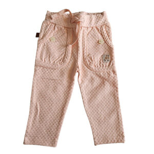 Dit lieve Bubble broekje in zalmroze uit de Summer Flowers collectie van Frogs and Dogs is gemaakt van een luchtige stof met een speels bubbeltjespatroon. Het heeft een elastische tailleband met koordje en opgestikte zakjes, afgewerkt met sierknoopjes in de vorm van bloemetjes. Perfect voor een zomerse, comfortabele look!