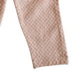 Dit lieve Bubble broekje in zalmroze uit de Summer Flowers collectie van Frogs and Dogs is gemaakt van een luchtige stof met een speels bubbeltjespatroon. Het heeft een elastische tailleband met koordje en opgestikte zakjes, afgewerkt met sierknoopjes in de vorm van bloemetjes. Perfect voor een zomerse, comfortabele look!