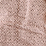 Dit lieve Bubble t-shirtje met korte mouwen in een zachte zalmroze kleur komt uit de Summer Flowers collectie van Frogs and Dogs. Het shirtje is gemaakt van een fijne, luchtige stof met een speels bubbeltjespatroon, wat zorgt voor een subtiele textuur en een extra schattige uitstraling. Een sierlijk strikje op de halsrand aan de voorzijde voegt een charmante en verfijnde touch toe. De gezoomde randen van de mouwtjes zijn afgewerkt met een elegant kanten randje, wat het geheel een romantisch en lieflijk karakter geeft. Aan de achterzijde is een handige drukknoopsluiting aangebracht, zodat het t-shirtje gemakkelijk aan- en uitgetrokken kan worden.