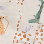 Dit leuke ecru kleurige dekbedovertrek Jungle Jambo komt uit de collectie van Jollein. Het dekbedovertrek een heeft leuke jungle dieren print en is geschikt voor een ledikantformaat dekbed. Het overtrek heeft een handige opening aan de onderkant, zodat je het dekbed er gemakkelijk in kunt schudden. Daarnaast wordt het geleverd met een kussensloop (60x40 cm). In Jungle Jambo komt de wildernis tot leven met schattige jungledieren die de nieuwsgierigheid van jouw kleintje prikkelen. Deze print speelse straalt de vreugde en levendigheid van de jungle uit, waar kleine avonturiers hun eerste ontdekkingen zullen doen.