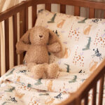 Dit leuke ecru kleurige dekbedovertrek Jungle Jambo komt uit de collectie van Jollein. Het dekbedovertrek een heeft leuke jungle dieren print en is geschikt voor een ledikantformaat dekbed. Het overtrek heeft een handige opening aan de onderkant, zodat je het dekbed er gemakkelijk in kunt schudden. Daarnaast wordt het geleverd met een kussensloop (60x40 cm). In Jungle Jambo komt de wildernis tot leven met schattige jungledieren die de nieuwsgierigheid van jouw kleintje prikkelen. Deze print speelse straalt de vreugde en levendigheid van de jungle uit, waar kleine avonturiers hun eerste ontdekkingen zullen doen.