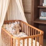 Dit leuke ecru kleurige dekbedovertrek Jungle Jambo komt uit de collectie van Jollein. Het dekbedovertrek een heeft leuke jungle dieren print en is geschikt voor een ledikantformaat dekbed. Het overtrek heeft een handige opening aan de onderkant, zodat je het dekbed er gemakkelijk in kunt schudden. Daarnaast wordt het geleverd met een kussensloop (60x40 cm). In Jungle Jambo komt de wildernis tot leven met schattige jungledieren die de nieuwsgierigheid van jouw kleintje prikkelen. Deze print speelse straalt de vreugde en levendigheid van de jungle uit, waar kleine avonturiers hun eerste ontdekkingen zullen doen.