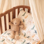 Dit leuke ecru kleurige dekbedovertrek Jungle Jambo komt uit de collectie van Jollein. Het dekbedovertrek een heeft leuke jungle dieren print en is geschikt voor een ledikantformaat dekbed. Het overtrek heeft een handige opening aan de onderkant, zodat je het dekbed er gemakkelijk in kunt schudden. Daarnaast wordt het geleverd met een kussensloop (60x40 cm). In Jungle Jambo komt de wildernis tot leven met schattige jungledieren die de nieuwsgierigheid van jouw kleintje prikkelen. Deze print speelse straalt de vreugde en levendigheid van de jungle uit, waar kleine avonturiers hun eerste ontdekkingen zullen doen.