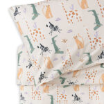 Dit leuke ecru kleurige dekbedovertrek Jungle Jambo komt uit de collectie van Jollein. Het dekbedovertrek een heeft leuke jungle dieren print en is geschikt voor een ledikantformaat dekbed. Het overtrek heeft een handige opening aan de onderkant, zodat je het dekbed er gemakkelijk in kunt schudden. Daarnaast wordt het geleverd met een kussensloop (60x40 cm). In Jungle Jambo komt de wildernis tot leven met schattige jungledieren die de nieuwsgierigheid van jouw kleintje prikkelen. Deze print speelse straalt de vreugde en levendigheid van de jungle uit, waar kleine avonturiers hun eerste ontdekkingen zullen doen.
