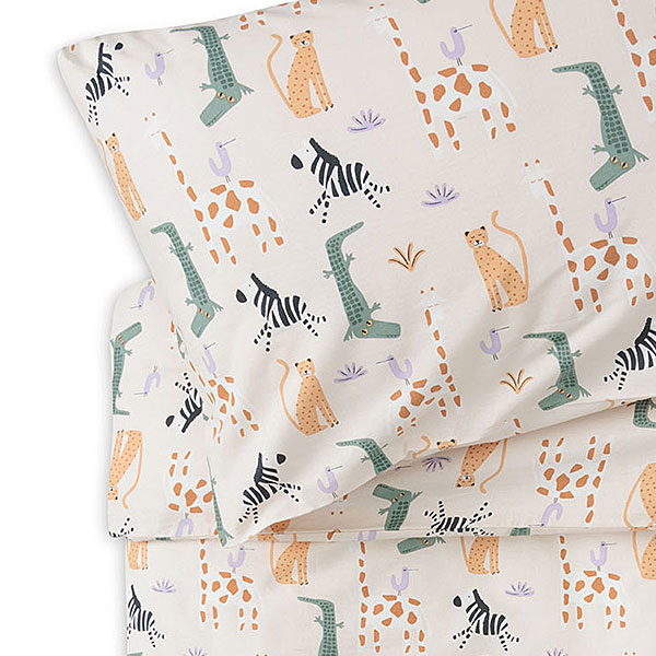 Dit leuke ecru kleurige dekbedovertrek Jungle Jambo komt uit de collectie van Jollein. Het dekbedovertrek een heeft leuke jungle dieren print en is geschikt voor een ledikantformaat dekbed. Het overtrek heeft een handige opening aan de onderkant, zodat je het dekbed er gemakkelijk in kunt schudden. Daarnaast wordt het geleverd met een kussensloop (60x40 cm). In Jungle Jambo komt de wildernis tot leven met schattige jungledieren die de nieuwsgierigheid van jouw kleintje prikkelen. Deze print speelse straalt de vreugde en levendigheid van de jungle uit, waar kleine avonturiers hun eerste ontdekkingen zullen doen.
