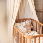 Dit leuke ecru kleurige dekbedovertrek Jungle Jambo komt uit de collectie van Jollein. Het dekbedovertrek een heeft leuke jungle dieren print en is geschikt voor een ledikantformaat dekbed. Het overtrek heeft een handige opening aan de onderkant, zodat je het dekbed er gemakkelijk in kunt schudden. Daarnaast wordt het geleverd met een kussensloop (60x40 cm). In Jungle Jambo komt de wildernis tot leven met schattige jungledieren die de nieuwsgierigheid van jouw kleintje prikkelen. Deze print speelse straalt de vreugde en levendigheid van de jungle uit, waar kleine avonturiers hun eerste ontdekkingen zullen doen.