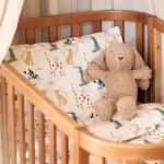 Dit leuke ecru kleurige dekbedovertrek Jungle Jambo komt uit de collectie van Jollein. Het dekbedovertrek een heeft leuke jungle dieren print en is geschikt voor een ledikantformaat dekbed. Het overtrek heeft een handige opening aan de onderkant, zodat je het dekbed er gemakkelijk in kunt schudden. Daarnaast wordt het geleverd met een kussensloop (60x40 cm). In Jungle Jambo komt de wildernis tot leven met schattige jungledieren die de nieuwsgierigheid van jouw kleintje prikkelen. Deze print speelse straalt de vreugde en levendigheid van de jungle uit, waar kleine avonturiers hun eerste ontdekkingen zullen doen.