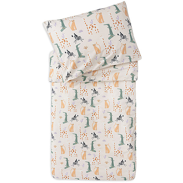 Dit leuke ecru kleurige dekbedovertrek Jungle Jambo komt uit de collectie van Jollein. Het dekbedovertrek een heeft leuke jungle dieren print en is geschikt voor een ledikantformaat dekbed. Het overtrek heeft een handige opening aan de onderkant, zodat je het dekbed er gemakkelijk in kunt schudden. Daarnaast wordt het geleverd met een kussensloop (60x40 cm). In Jungle Jambo komt de wildernis tot leven met schattige jungledieren die de nieuwsgierigheid van jouw kleintje prikkelen. Deze print speelse straalt de vreugde en levendigheid van de jungle uit, waar kleine avonturiers hun eerste ontdekkingen zullen doen.