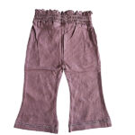 Dit schattige broekje, ook wel flared pants, in de kleur Burlwoord komt uit de Summer Flowers-collectie van Frogs and Dogs. Het broekje heeft lange, uitlopende pijpen, wat zorgt voor een trendy en speelse uitstraling. De gerimpelde elastische tailleband biedt een comfortabele pasvorm. Aan de voorzijde zitten 2 sier knoopjes in de vorm van een bloemetje. Daarnaast is het broekje voorzien van twee handige steekzakjes aan de voorkant. Dit broekje is een showmodel. Nooit gedragen, het is een ontwerp design vandaar dat het als 2e hands verkocht wordt.