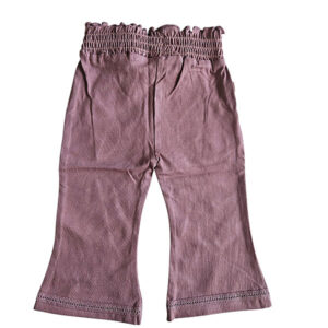 Dit schattige broekje, ook wel flared pants, in de kleur Burlwoord komt uit de Summer Flowers-collectie van Frogs and Dogs. Het broekje heeft lange, uitlopende pijpen, wat zorgt voor een trendy en speelse uitstraling. De gerimpelde elastische tailleband biedt een comfortabele pasvorm. Aan de voorzijde zitten 2 sier knoopjes in de vorm van een bloemetje. Daarnaast is het broekje voorzien van twee handige steekzakjes aan de voorkant. Dit broekje is een showmodel. Nooit gedragen, het is een ontwerp design vandaar dat het als 2e hands verkocht wordt.