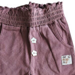 Dit schattige broekje, ook wel flared pants, in de kleur Burlwoord komt uit de Summer Flowers-collectie van Frogs and Dogs. Het broekje heeft lange, uitlopende pijpen, wat zorgt voor een trendy en speelse uitstraling. De gerimpelde elastische tailleband biedt een comfortabele pasvorm. Aan de voorzijde zitten 2 sier knoopjes in de vorm van een bloemetje. Daarnaast is het broekje voorzien van twee handige steekzakjes aan de voorkant. Dit broekje is een showmodel. Nooit gedragen, het is een ontwerp design vandaar dat het als 2e hands verkocht wordt.