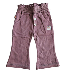 Dit schattige broekje, ook wel flared pants, in de kleur Burlwoord komt uit de Summer Flowers-collectie van Frogs and Dogs. Het broekje heeft lange, uitlopende pijpen, wat zorgt voor een trendy en speelse uitstraling. De gerimpelde elastische tailleband biedt een comfortabele pasvorm. Aan de voorzijde zitten 2 sier knoopjes in de vorm van een bloemetje. Daarnaast is het broekje voorzien van twee handige steekzakjes aan de voorkant. Dit broekje is een showmodel. Nooit gedragen, het is een ontwerp design vandaar dat het als 2e hands verkocht wordt.