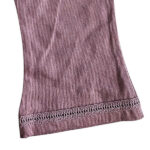 Dit schattige broekje, ook wel flared pants, in de kleur Burlwoord komt uit de Summer Flowers-collectie van Frogs and Dogs. Het broekje heeft lange, uitlopende pijpen, wat zorgt voor een trendy en speelse uitstraling. De gerimpelde elastische tailleband biedt een comfortabele pasvorm. Aan de voorzijde zitten 2 sier knoopjes in de vorm van een bloemetje. Daarnaast is het broekje voorzien van twee handige steekzakjes aan de voorkant. Dit broekje is een showmodel. Nooit gedragen, het is een ontwerp design vandaar dat het als 2e hands verkocht wordt.